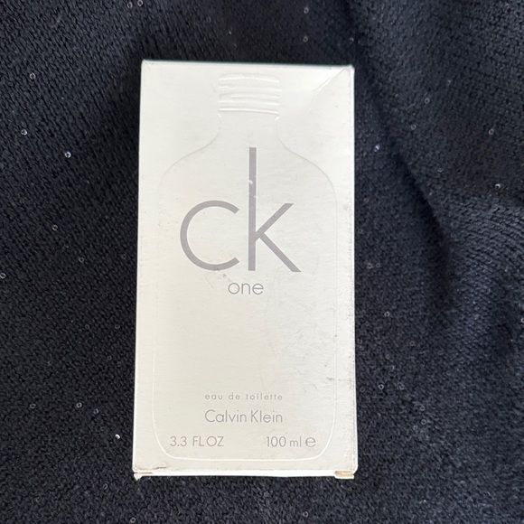 ❤️Calvin Klein CK One Fragrance Box - White and Gray - Picture 1 of 1